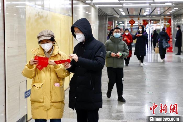 北京市朝陽區(qū)聯(lián)動京港地鐵在14號線九龍山站站廳內(nèi)為地鐵乘客派發(fā)“拜年紅包”?！?lt;a target='_blank' href='/'>中新社</a>記者 富田 攝