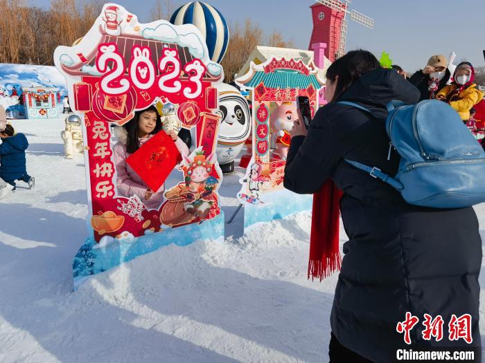 圖為游客在北京陶然亭公園雪場游玩?！”本┦泄珗@管理中心供圖