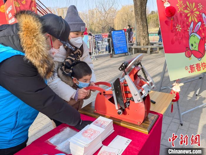 圖為小游客在北京紫竹院公園“雕版刷福”。　北京市公園管理中心供圖