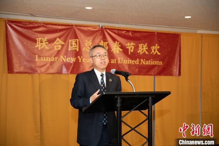 當(dāng)?shù)貢r(shí)間1月20日，聯(lián)合國(guó)主管經(jīng)濟(jì)和社會(huì)事務(wù)的副秘書(shū)長(zhǎng)李軍華在紐約聯(lián)合國(guó)總部的春節(jié)聯(lián)歡晚會(huì)上致辭。　廖攀 攝