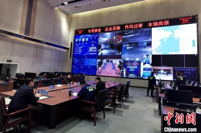 四川省應(yīng)急管理廳通過視頻調(diào)度甘孜州和雅安等地?！∷拇☉?yīng)急供圖