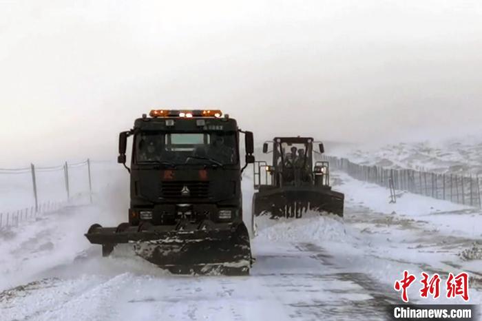 西藏阿里：春節(jié)期間，武警官兵緊急搶通冰雪災(zāi)害道路