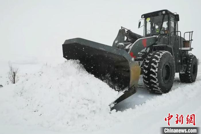 圖為清除積雪?！●T楠 攝