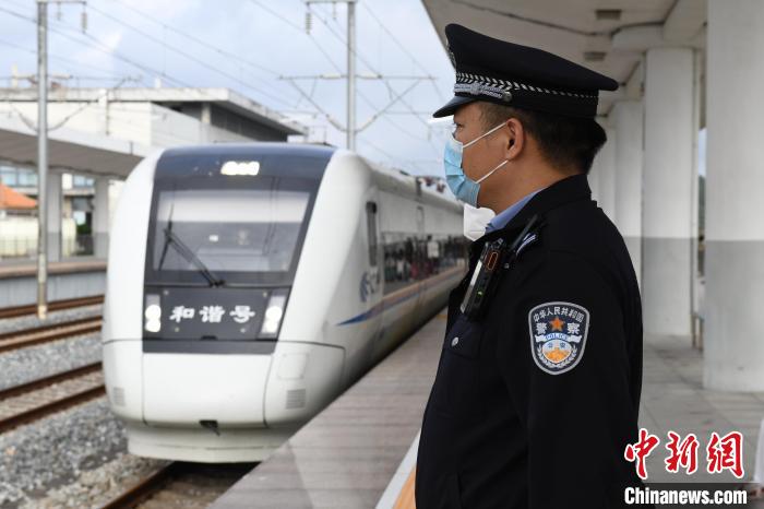 圖為正在執(zhí)勤的“全國公安機關(guān)愛民模范”朱少銘 ?！埧栖姅z 攝