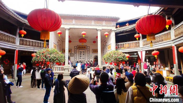 游客在永定土樓體驗客家歷史和本土民俗文化。　永定土樓景區(qū)供圖