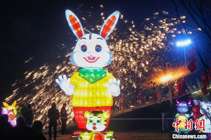 看非遺、逛燈展……市民游客在盱眙趕了一場(chǎng)文化大集。　泱波 攝