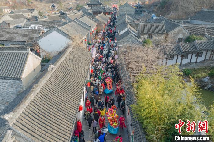 第一山歷史文化街區(qū)處處可見張燈結(jié)彩，人人臉上喜氣洋洋。　泱波 攝
