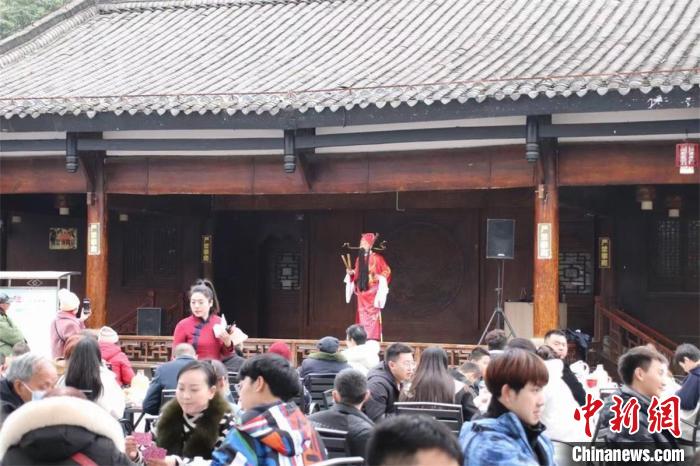“春倌”趙承忠正在給游客“說春”?！垥詵| 攝