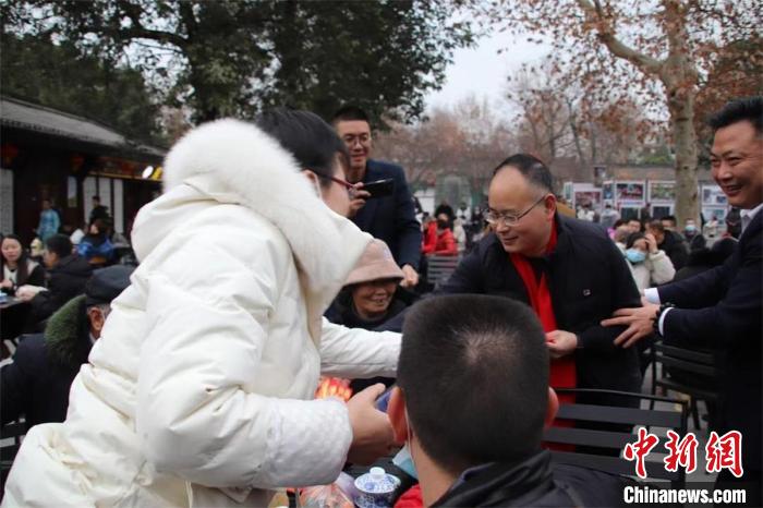 向市民及游客派發(fā)紅包，賜福送祝福?！垥詵| 攝
