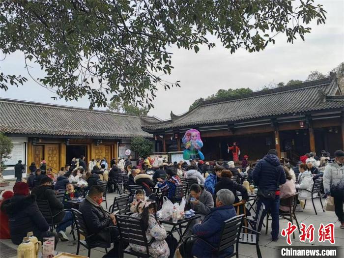 “春倌”趙承忠為游客“說春”。　張曉東 攝