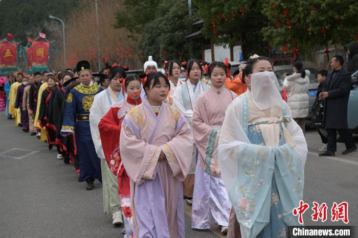 巡游隊(duì)伍以“仙女祈?！睘樾蚰??！垥詵| 攝