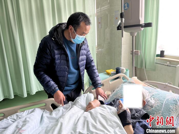 圖為患者在醫(yī)院得到救治?！●R文莉 攝