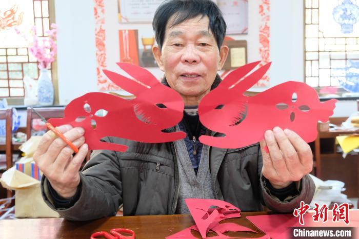 謝才華展示剪的兔子?！×植?攝