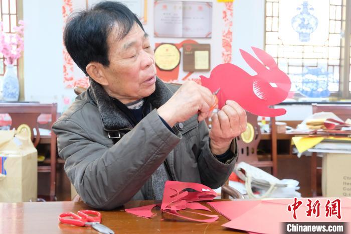謝才華剪紙現(xiàn)場(chǎng)?！×植?攝
