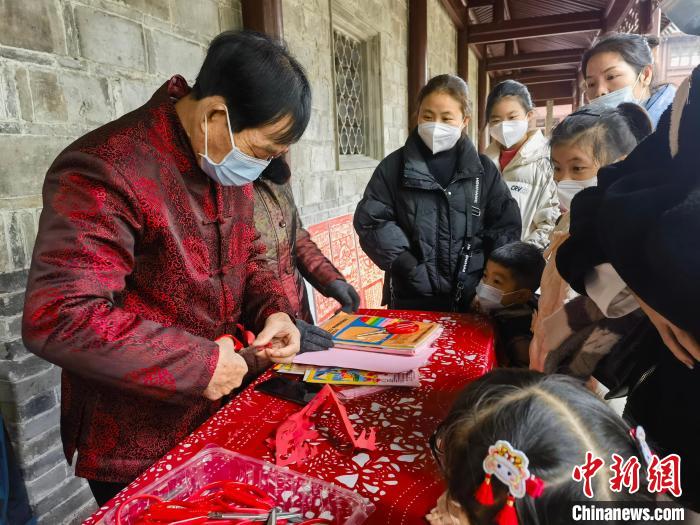 謝才華在天一閣剪紙現(xiàn)場(chǎng)?！⊥跻伶?攝