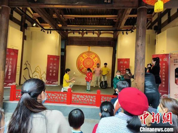在民俗博物館內(nèi)，福建省雜技團(tuán)演員們表演精彩節(jié)目?！「＝ㄊ‰s技團(tuán)供圖
