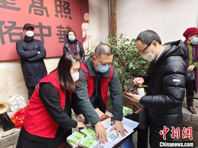 文藝志愿者向群眾發(fā)放“文明旅游安全出行”主題宣傳冊(cè)?！「＝ㄊ‰s技團(tuán)供圖