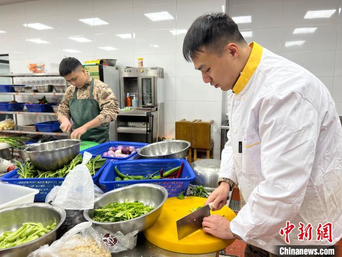 干部們在廚房切菜?！∥渚憬傟犈_州支隊供圖