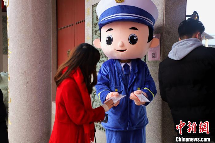 向游客發(fā)放森林防火定制口罩?！∷竞?攝