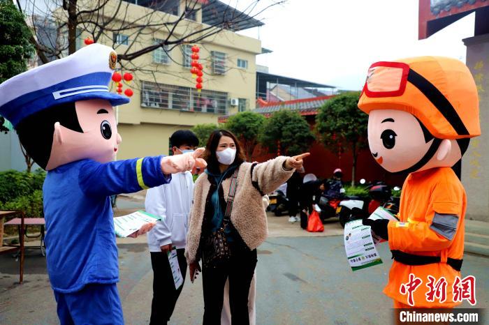 為游客介紹景區(qū)應(yīng)急場所。　司寒杰 攝