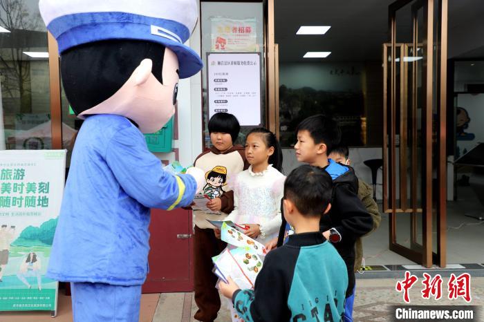 消防員與小朋友熱情互動(dòng)?！∷竞?攝