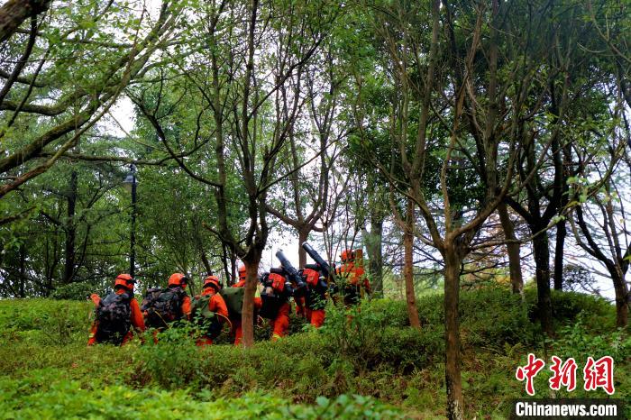 消防員攜裝巡護(hù)，及時(shí)勸阻野外用火?！∷竞?攝