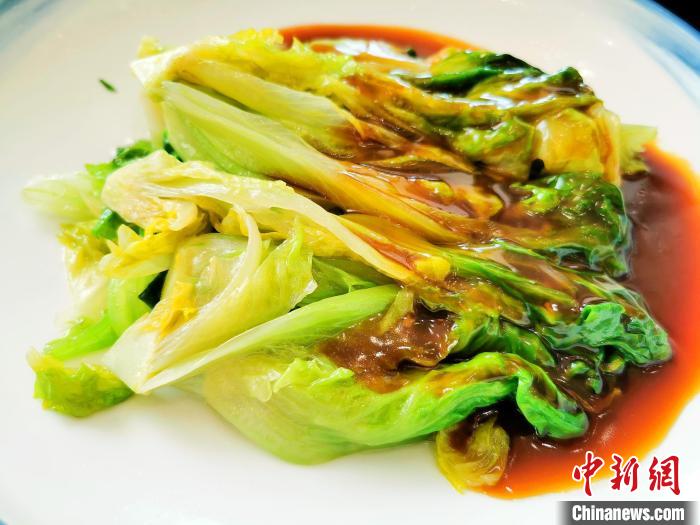 開年飯吃蠔油生菜，寓意“好事生財(cái)”。　李曉春 攝
