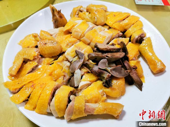 開年飯吃白切閹雞，寓意“大吉大利”?！±顣源?攝