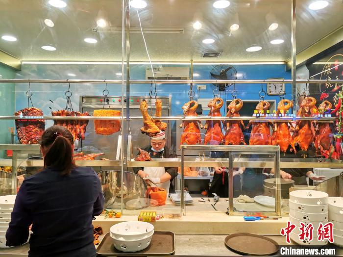 燒鵝、叉燒、燒豬等燒味，是臺山食肆開年飯中最暢銷的部分佳肴?！±顣源?攝