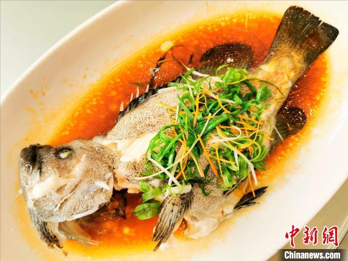 開年飯吃清蒸海魚，寓意著“年年有余”?！±顣源?攝