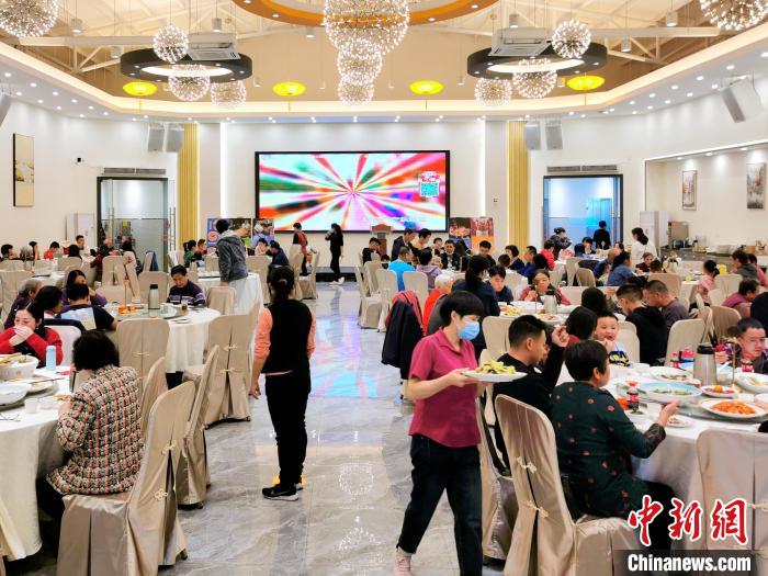 正月初二，臺山臺城大部分的食肆人氣火爆，食客接踵而至?！±顣源?攝