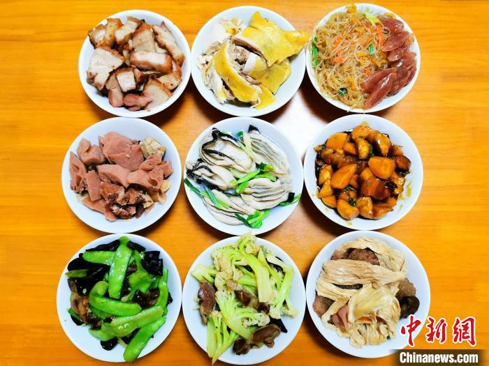 臺山逢年過節(jié)有煮“九大碗”祭祀拜神的習(xí)俗?！±顣源?攝