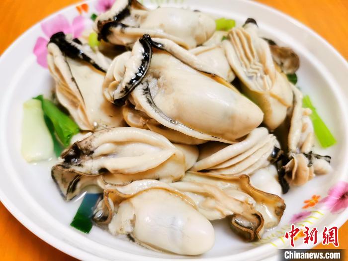 生蠔近年來成了臺山人春節(jié)烹飪佳肴的首選海鮮食材之一，寓意著“蠔氣沖天”?！±顣源?攝
