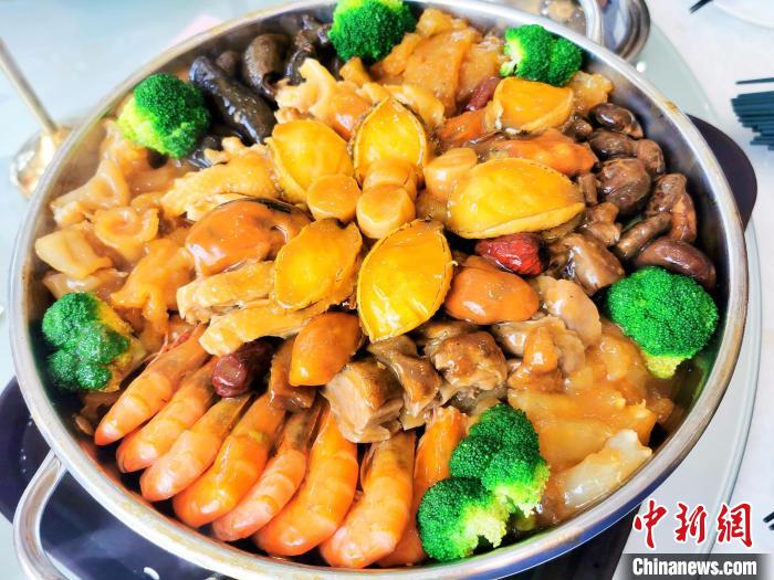 新春大盆菜，成為近年臺山人開年飯的優(yōu)選之一，寓意著新的一年賺得“盆滿缽滿”?！±顣源?攝