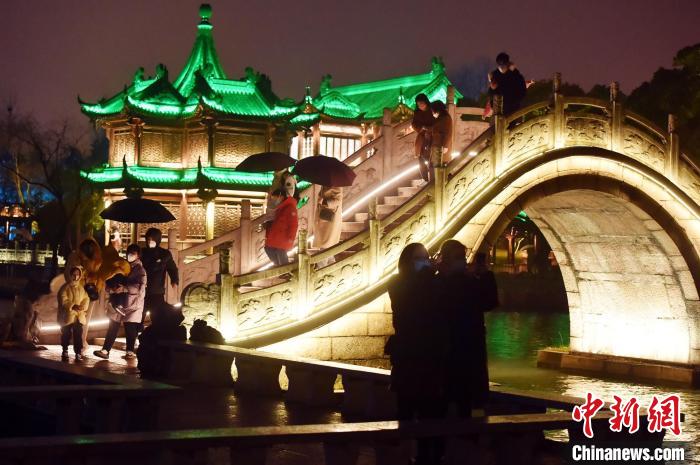 低溫雨雪難擋民眾出行熱情，瘦西湖夜游人氣不減?！∏f文斌 攝