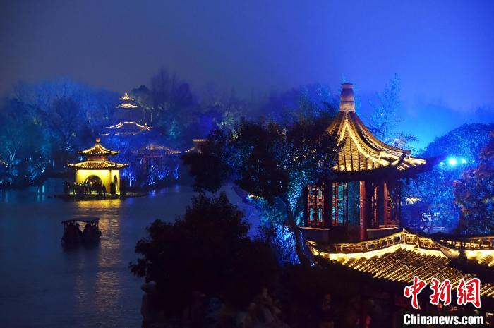迷人的揚(yáng)州夜，為八方游客呈獻(xiàn)一場(chǎng)精彩的夜游“視覺(jué)盛宴”，令人陶醉其中，流連忘返?！∏f文斌 攝