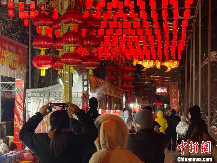 （新春走基層）看社火、賞花燈烏魯木齊年味濃