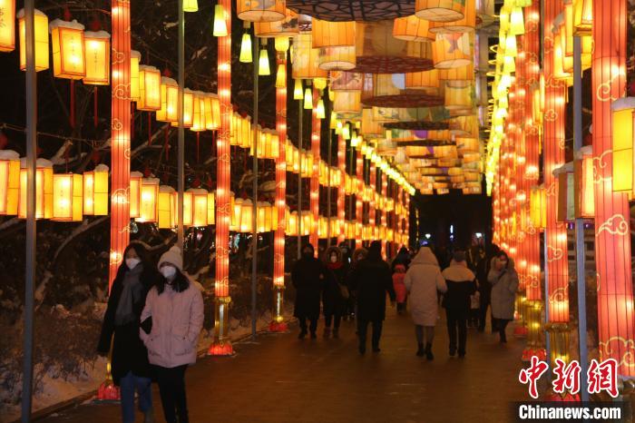 花燈璀璨，濃濃年味撲面來。　潘琦 攝