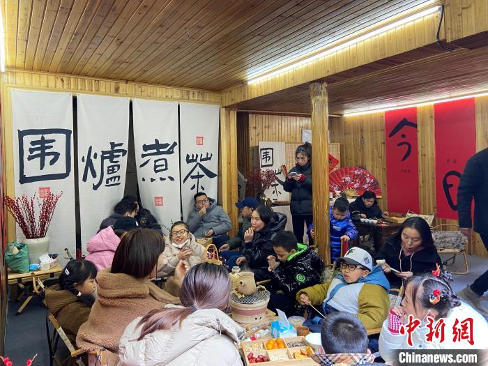 圍爐煮茶現(xiàn)場(chǎng)。　林波 攝