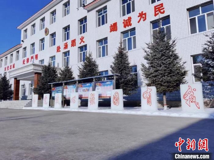 圖為森林消防指戰(zhàn)員制作的冰雕?！∴崕r松 攝