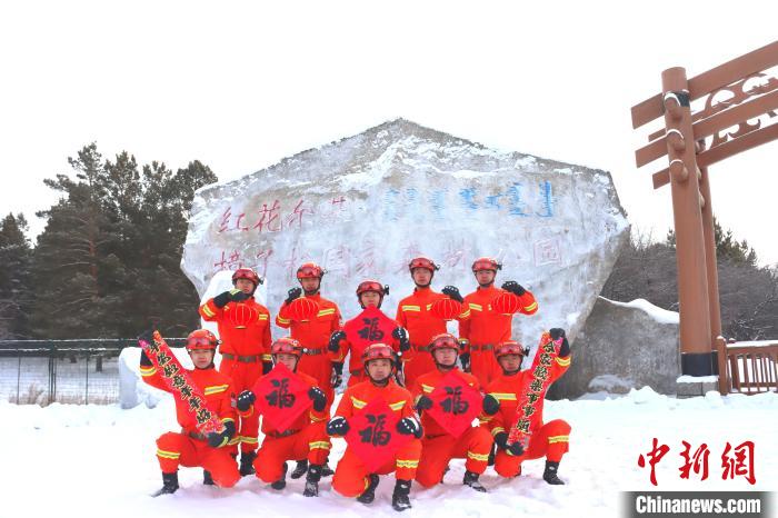 圖為駐守在我國(guó)最大樟子松母樹(shù)林基地的森林消防指戰(zhàn)員?！⊥醣?攝