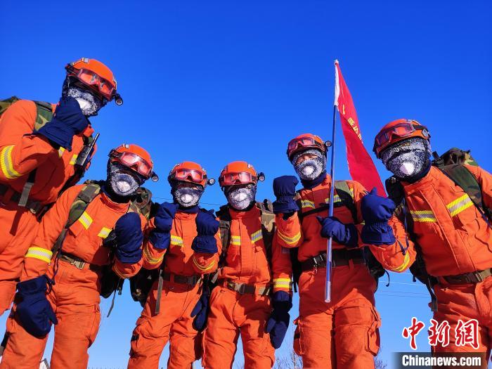 圖為冰霜掛滿森林消防指戰(zhàn)員面罩。　張文龍 攝