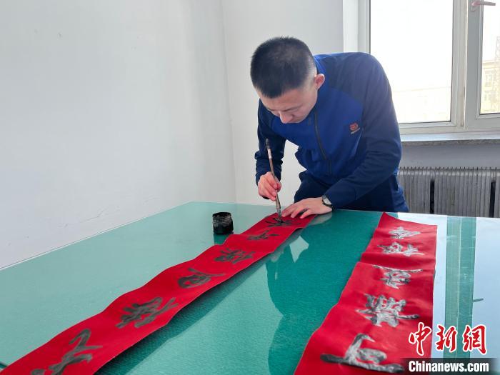 圖為森林消防指戰(zhàn)員自己動(dòng)手寫(xiě)春聯(lián)?！∶缱?攝