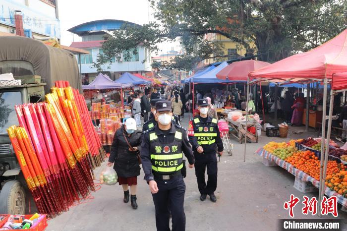 圖為民警堅(jiān)守崗位。　德宏邊境管理支隊(duì)供圖