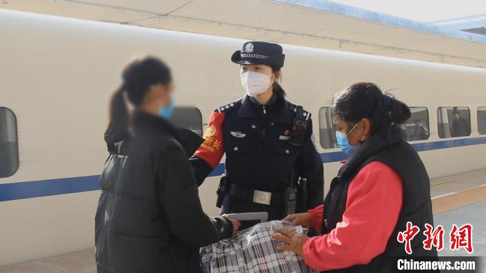 民警助文女士找回女兒?！》鹕借F路公安處 供圖