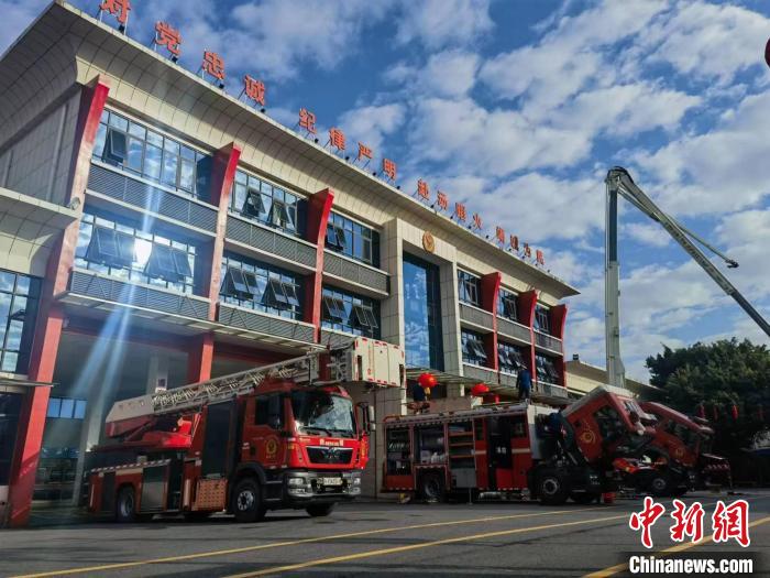 春節(jié)期間，新塘站給消防車做保養(yǎng)?！∪~家成 攝