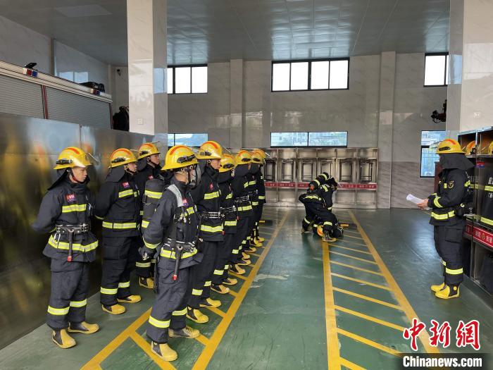 新塘站消防員日常訓(xùn)練?！∪~家成 攝