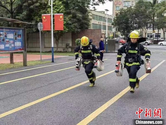 新塘站消防員日常訓(xùn)練?！∪~家成 攝
