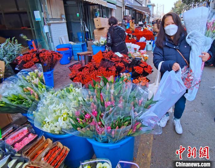 圖為民眾購得鮮花滿懷?！钣㈢?攝