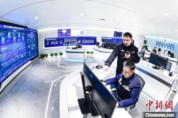 民警在綜合指揮室工作?！←}都警方供圖